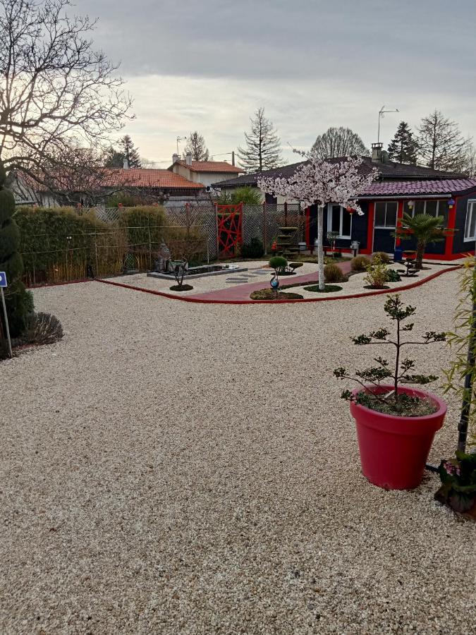 une pause quelque part au jardin des érables et des niwakis Saint-Medard-de-Guizieres Exterior foto