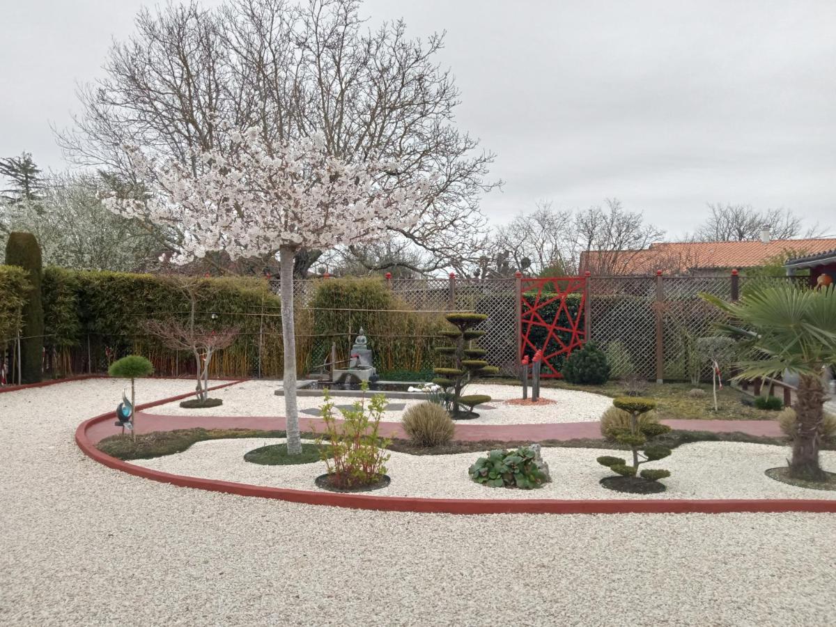 une pause quelque part au jardin des érables et des niwakis Saint-Medard-de-Guizieres Exterior foto