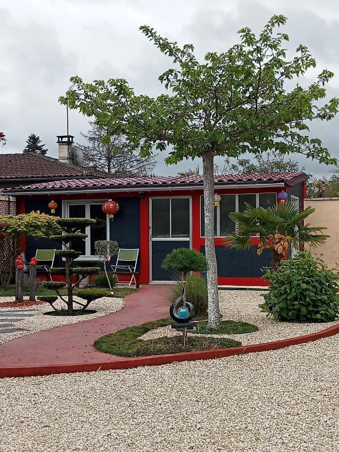 une pause quelque part au jardin des érables et des niwakis Saint-Medard-de-Guizieres Exterior foto