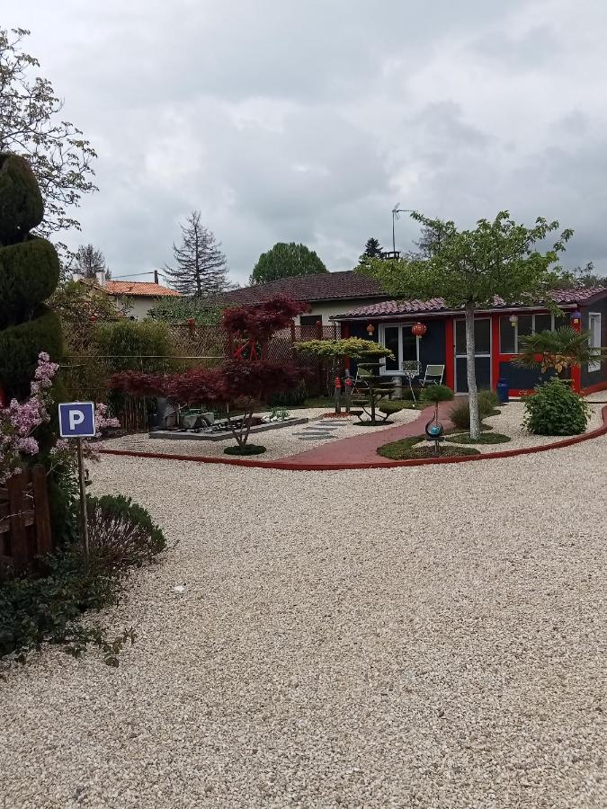 une pause quelque part au jardin des érables et des niwakis Saint-Medard-de-Guizieres Exterior foto