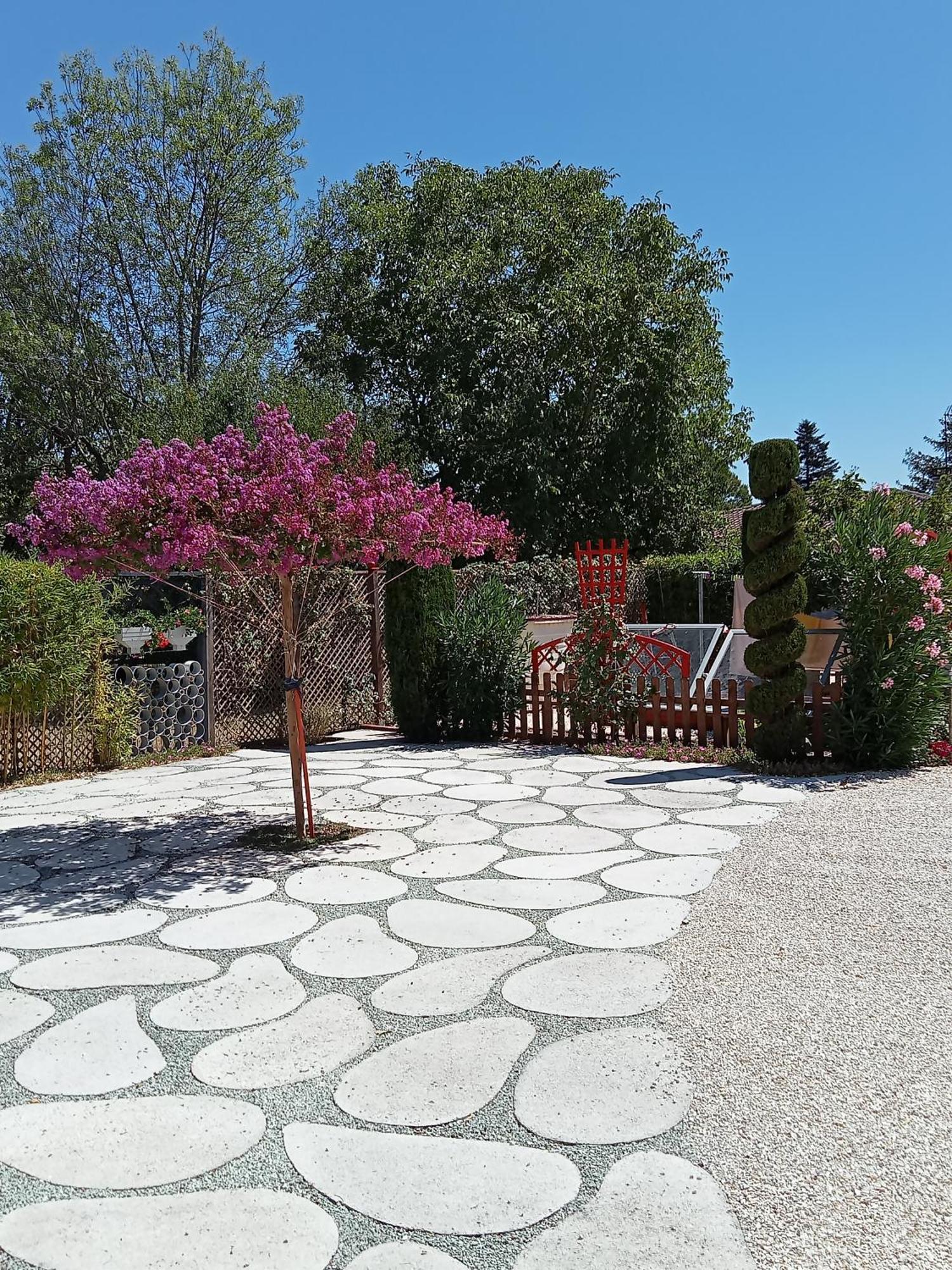 une pause quelque part au jardin des érables et des niwakis Saint-Medard-de-Guizieres Exterior foto