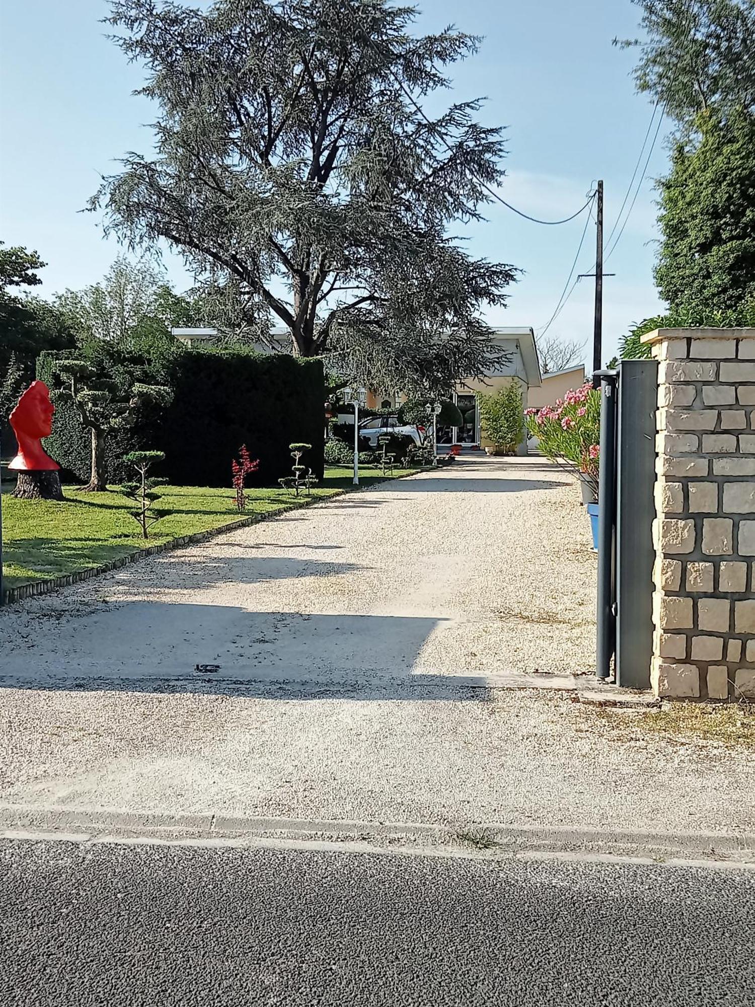 une pause quelque part au jardin des érables et des niwakis Saint-Medard-de-Guizieres Exterior foto