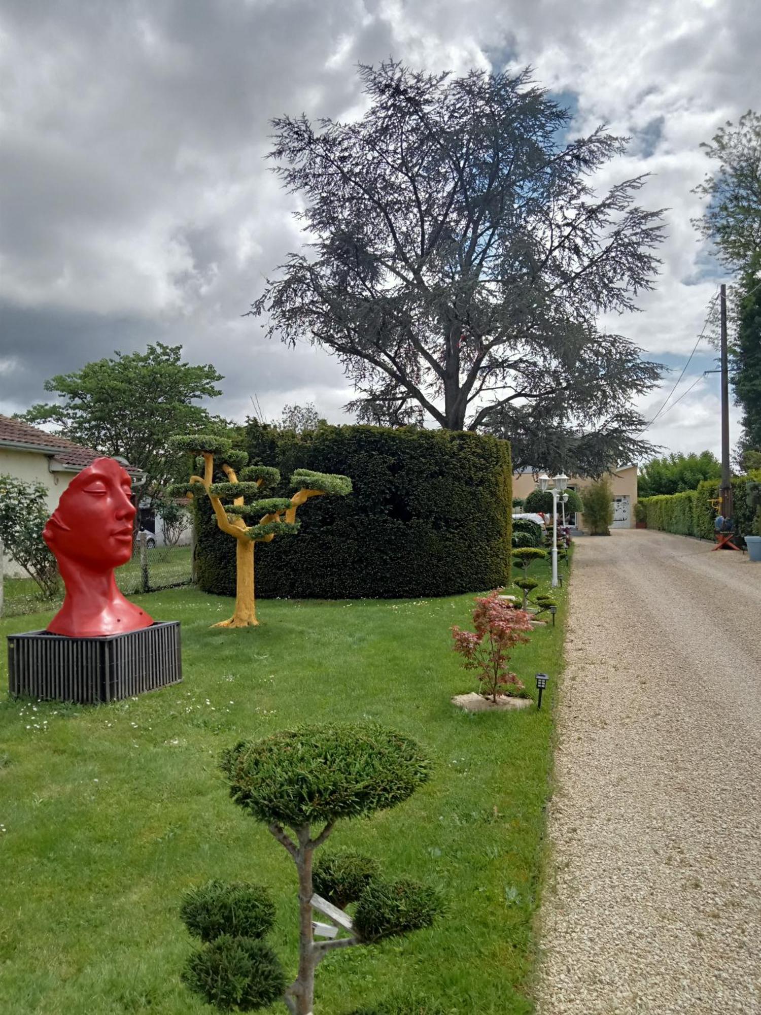 une pause quelque part au jardin des érables et des niwakis Saint-Medard-de-Guizieres Exterior foto